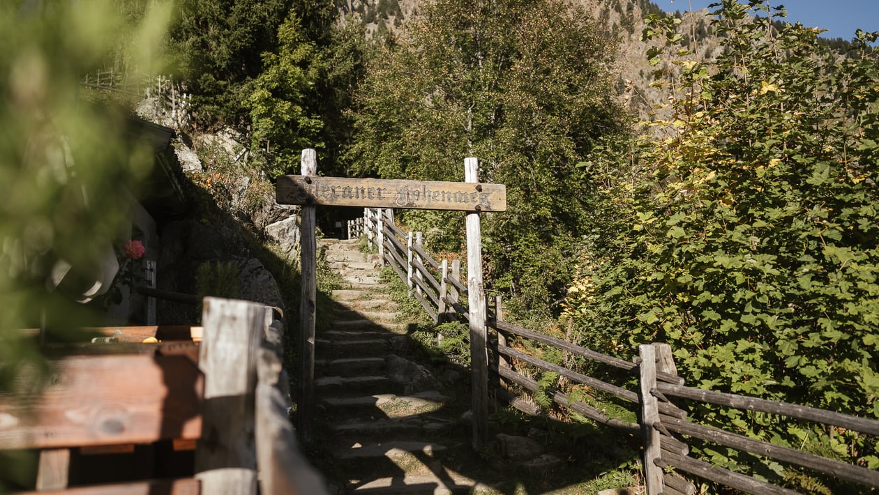 Der Algunder Waalweg bei sonnigem Wetter