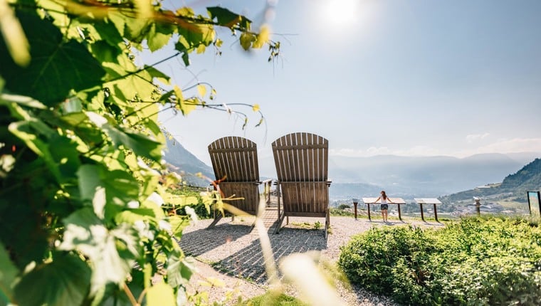 Algund Throne Chair