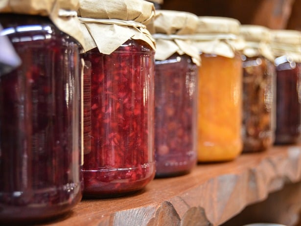 Verschiedene selbstgemachte Marmeladen in Mehrweggläsern