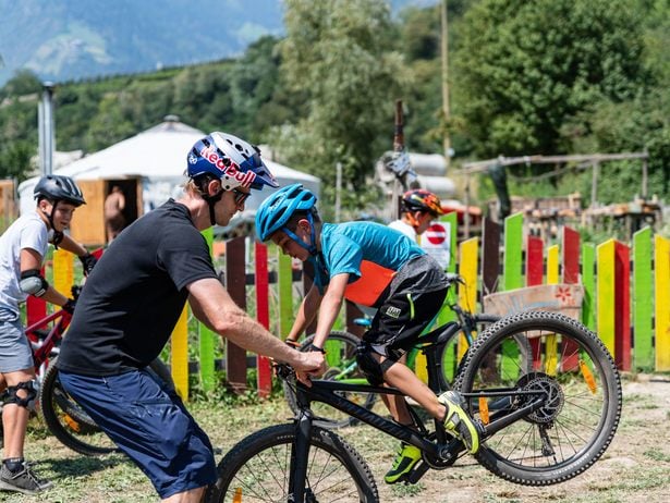 Kinder lernen das BMX Fahren
