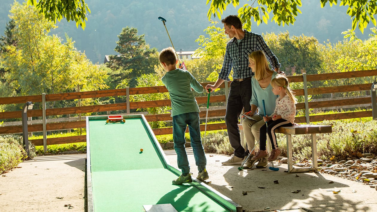 Spaß mit den neuen Minigolf Anlagen von Algund