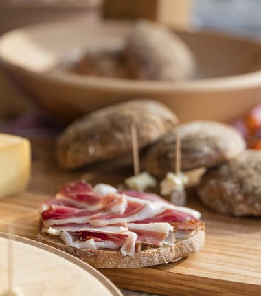 Traditionelle "Vinschger Paarln" gehören zu jedem "Marend"