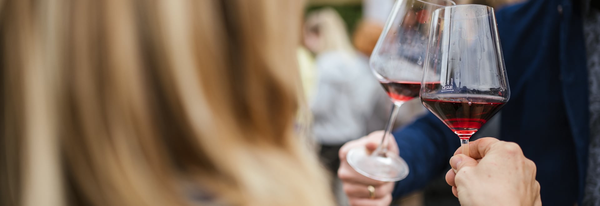 Ein Glas Weisswein gehört zum Genuss in Algund einfach dazu