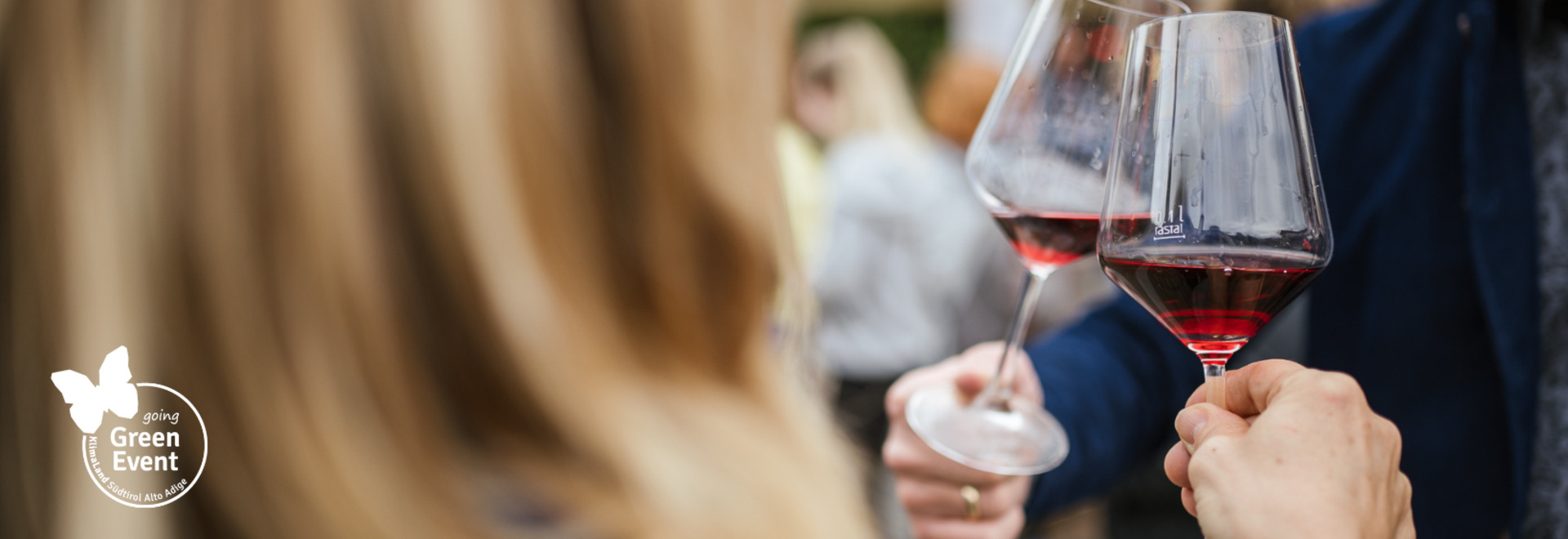 Un bicchiere di vino bianco fa parte del piacere