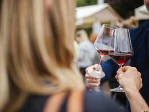 Ein Glas Weisswein gehört zum Genuss in Algund einfach dazu