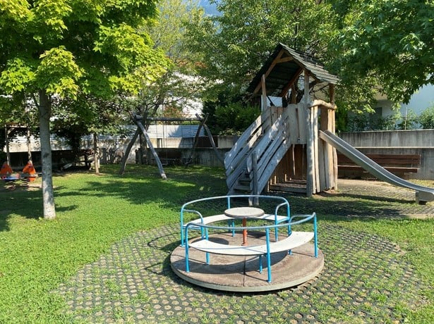 Spielplatz bei den Wohnsiedlungen unterhalb des Kindergartens
