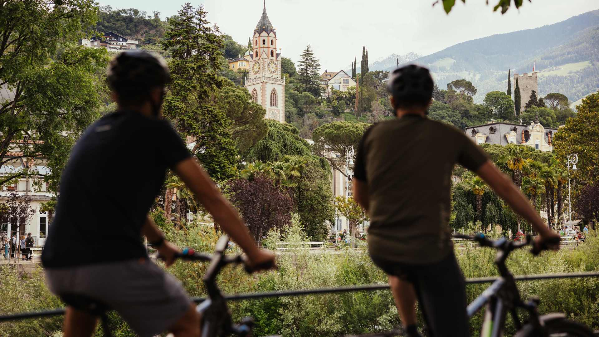 Piacere della bici dalla cittá termale fino alle malghe