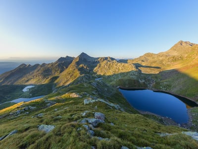 Wanderer vor dem Tal-Panorama auf einer grünen Wiese