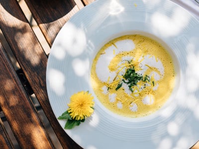 Kellner präsentiert kreatives Dessert mit Früchten und Schokolade