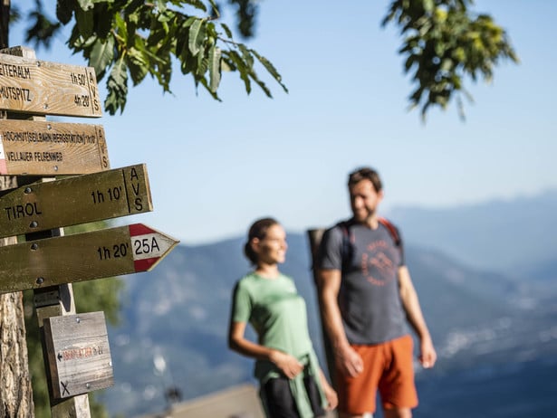 Pair of hikers in front of the signposts, Tyrol, Mutspitze and Leiteralm