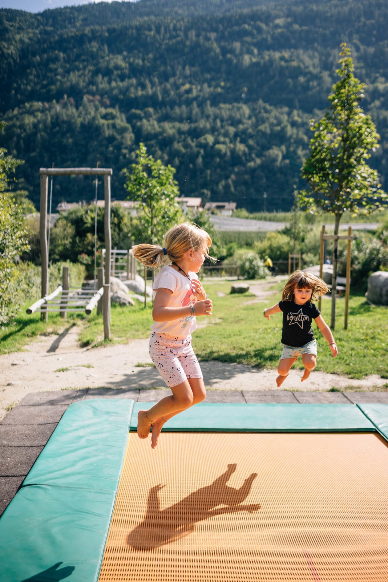 Trampolinspringen in der Naherholungszone