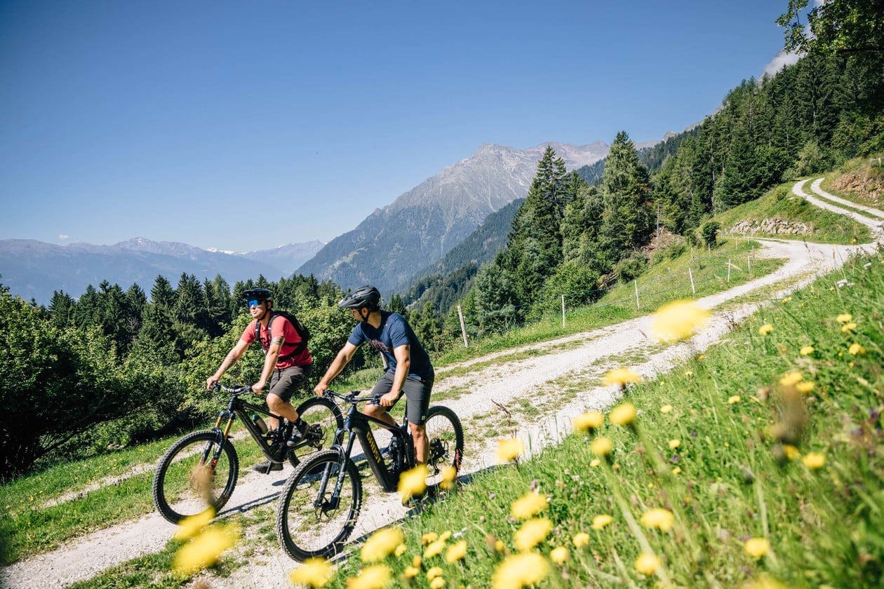 In mountain bike insieme