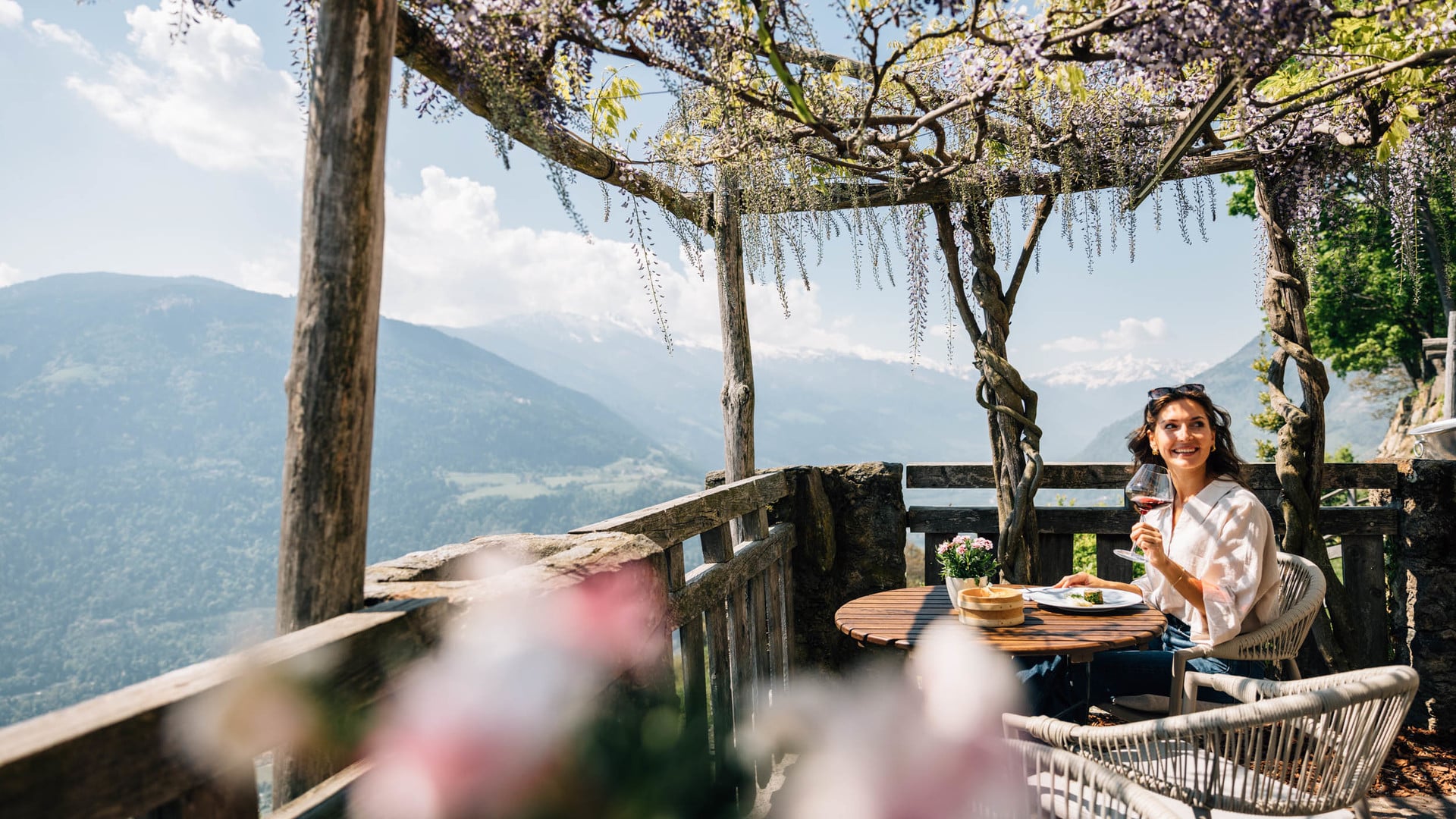 Trauttmansdorff throne chair in the sunshine with a breathtaking view of Algund