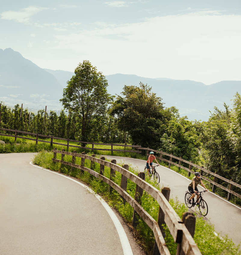 In bicicletta in un pittoresco scenario autunnale