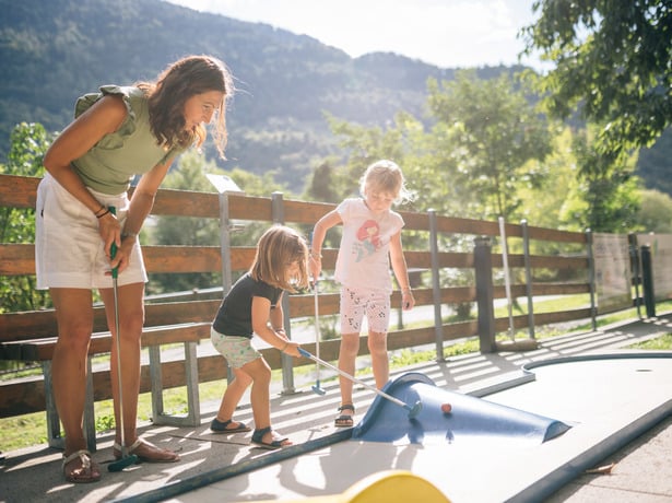 Minigolf auf den neuen Löchern