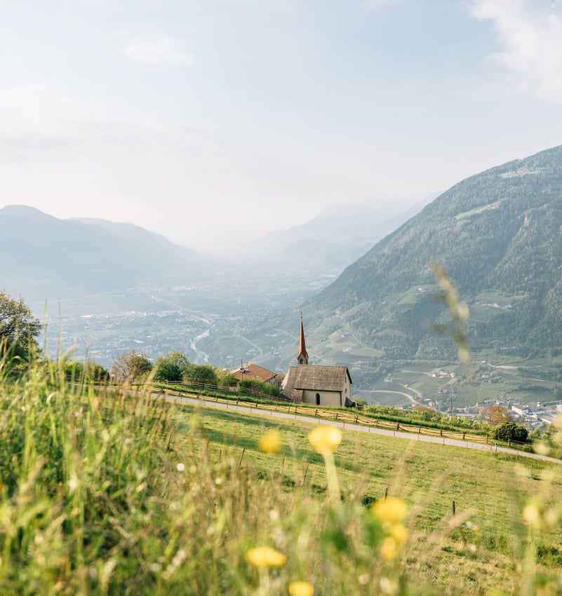 Spaziergänger auf dem Algunder Waalweg