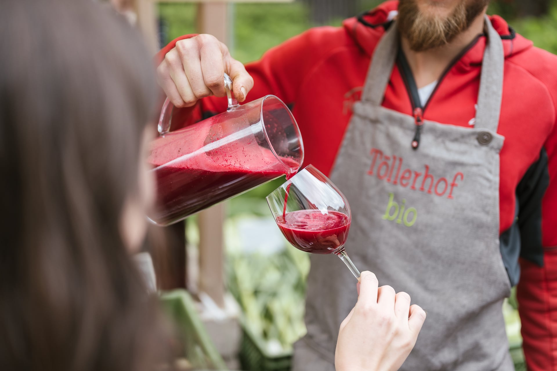 Frischer Saft aus saftigem Gemüse