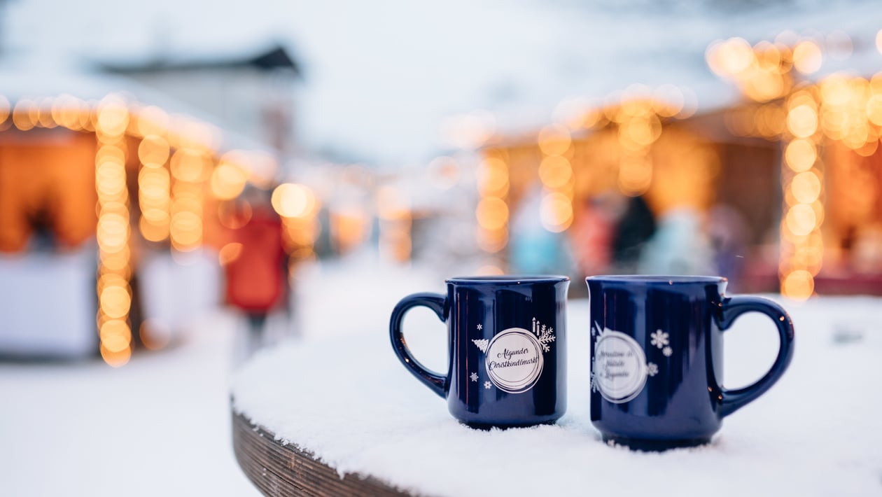 Weiße Winterfreuden auf dem Weihnachtsmarkt
