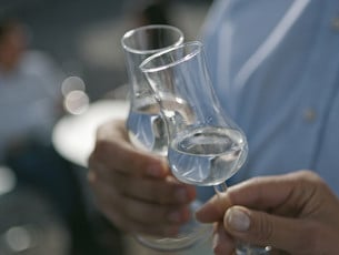 È gradito anche un bicchiere di grappa d'uva locale.