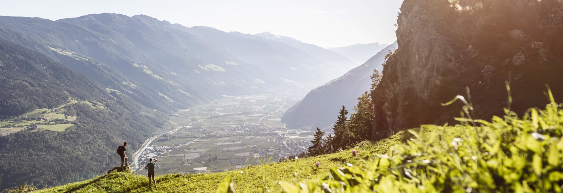 Alpines Panorama in lichtdurchfluteten Landschaften