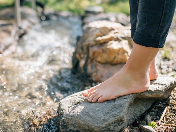 Das klare Wasser spüren