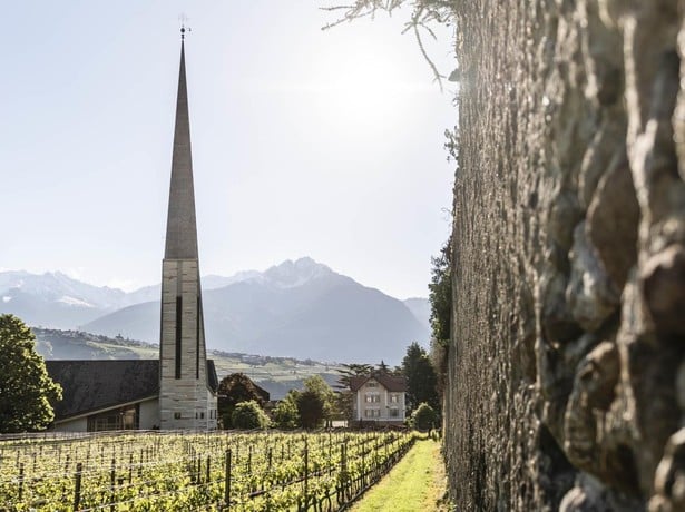 Das Zentrum Algunds mit der Kirche und ihrer interessanten Architektur