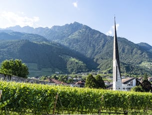 Die Kirche in Algund inmitten von Grün