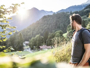 Mann genießt Sonne während Wanderung