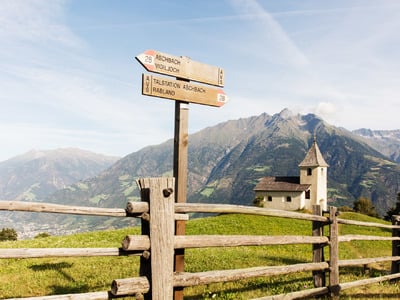 Cartello davanti alla chiesa di Maria Schnee a Rio Lagundo