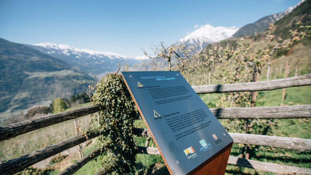 Tabellone "Kneipp" "Ordine della vita" sopra Lagundo